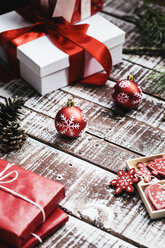 Rote Weihnachtsdekoration und Weihnachtsgeschenke - AKNF000028