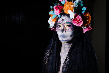 Frau, gekleidet als La Calavera Catrina, traditionelle mexikanische weibliche Skelettfigur, die den Tod symbolisiert - ABAF001942