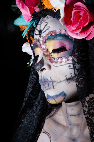 Frau, gekleidet als La Calavera Catrina, traditionelle mexikanische weibliche Skelettfigur, die den Tod symbolisiert, lizenzfreies Stockfoto