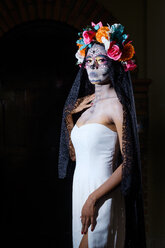 Frau, gekleidet als La Calavera Catrina, traditionelle mexikanische weibliche Skelettfigur, die den Tod symbolisiert - ABAF001944