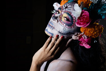 Frau, gekleidet als La Calavera Catrina, traditionelle mexikanische weibliche Skelettfigur, die den Tod symbolisiert - ABAF001945