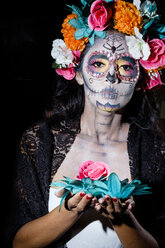 Frau, gekleidet als La Calavera Catrina, traditionelle mexikanische weibliche Skelettfigur, die den Tod symbolisiert - ABAF001946