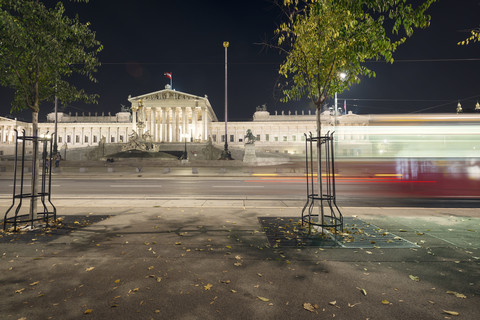 Österreich, Wien, Straßenbahn vor dem österreichischen Parlament, lizenzfreies Stockfoto