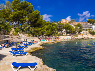 Spanien, Mallorca, Strand und Bucht von Cala Fornells - AMF004369