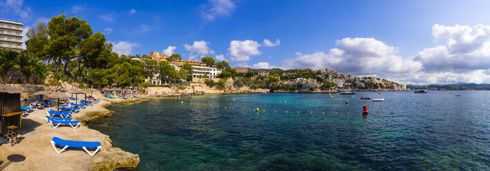 Spanien, Mallorca, Strand und Bucht von Cala Fornells - AMF004370