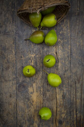 Wickerbasket and organic Bonne de Longueval on dark wood - LVF004132