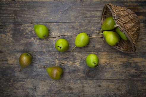 Wickerbasket of organic Bonne de Longueval on dark wood - LVF004134