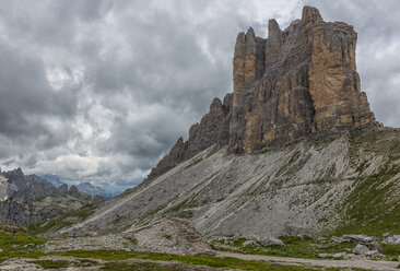 Italien, Südtirol, Dolomiten, Blick auf die Südwand der Drei Zinnen - LOMF000064