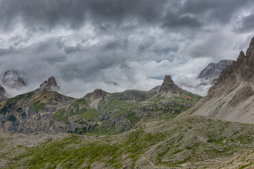 Italien, Südtirol, Dolomiten, Blick auf den Turm von Toblin und den Paternkofel an einem bewölkten Sommertag - LOMF000065