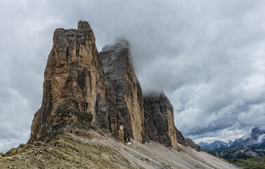 Italien, Südtirol, Dolomiten, Blick auf die Drei Zinnen von der Forcella Lavaredo an einem bewölkten Tag - LOMF000066