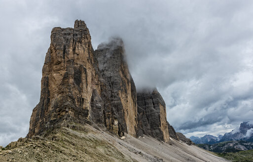 Italien, Südtirol, Dolomiten, Blick auf die Drei Zinnen von der Forcella Lavaredo an einem bewölkten Tag - LOMF000066