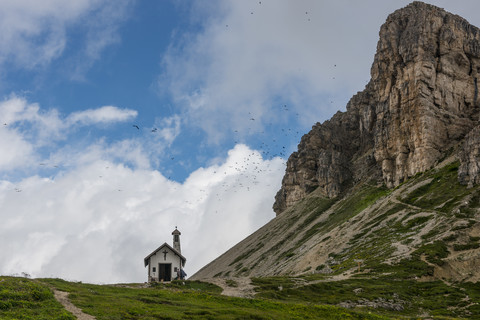 Italien, Südtirol, Dolomiten, Blick auf die Kapelle und den Gipfel des Turms von Toblin, lizenzfreies Stockfoto