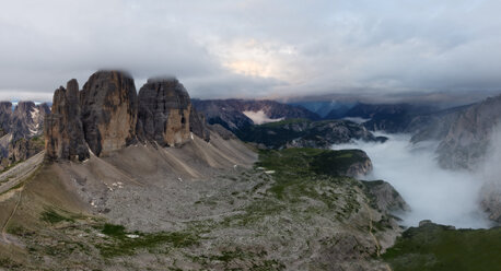 Italien, Südtirol, Dolomiten, Blick auf die Drei Zinnen an einem bewölkten Tag - LOMF000073