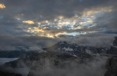 Italien, Südtirol, Dolomiten, Blick auf die Cadini di Misurina Berge bei Sonnenaufgang an einem bewölkten Tag - LOMF000074
