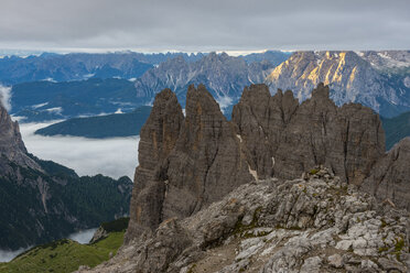 Italien, Südtirol, Dolomiten, Blick auf die Cadini di Misurina Berge bei Sonnenaufgang an einem bewölkten Tag - LOMF000075