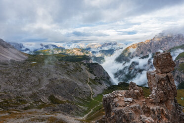 Italien, Südtirol, Dolomiten, Blick vom Forcella Lavaredo Pass an einem bewölkten Tag - LOMF000076