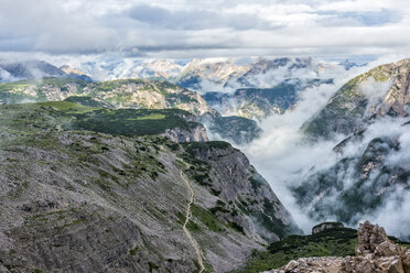 Italien, Südtirol, Dolomiten, Blick auf ein Tal an einem bewölkten Tag - LOMF000077