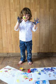 Porträt eines kreativen kleinen Jungen mit Handflächen voller Fingerfarben - KIJF000008