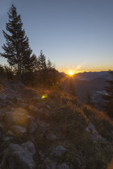 Österreich, Tirol, Kufstein, Sonnenaufgang bei Pendling - MKFF000264