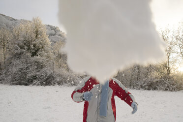 Mann wirft einen Schneeball im Park - SKCF000023