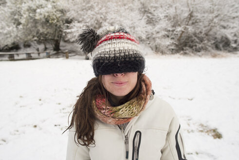 Junge Frau im Winter mit Wollmütze, die ihre Augen bedeckt - SKCF000024