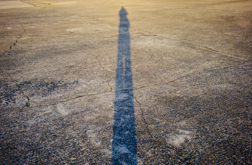 Schatten einer Person auf rissiger Piste - DASF000017