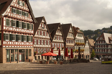 Deutschland, Baden-Württemberg, Calw, Fachwerkhäuser am Marktplatz - PCF000209