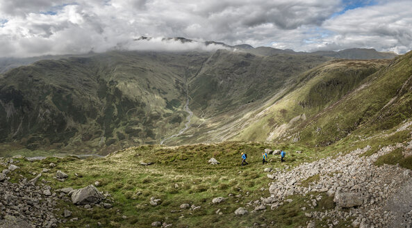 UK, Lake District, Great Langdale, drei Wanderer im Tal am Pike of Stickle - ALRF000091