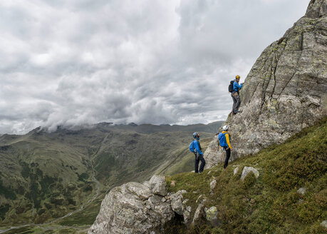 UK, Lake District, Great Langdale, Klettern am Pike of Stickle - ALRF000092