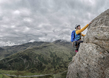 UK, Lake District, Great Langdale, Frau beim Klettern am Pike of Stickle - ALRF000094