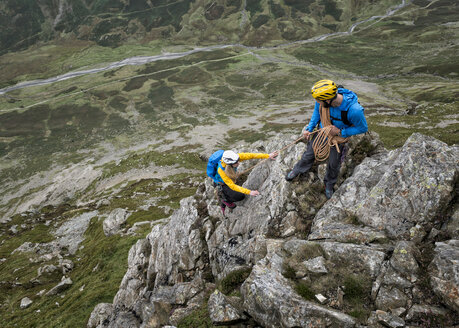 UK, Lake District, Great Langdale, Klettern am Pike of Stickle - ALRF000097