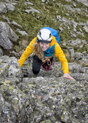 UK, Lake District, Great Langdale, Frau beim Klettern am Pike of Stickle - ALRF000102