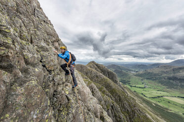 Großbritannien, Lake District, Great Langdale, Mann beim Klettern am Pike of Stickle - ALRF000104