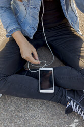 Teenage girl using MP3 Player - HCF000156