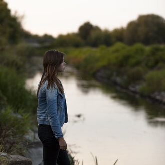 Porträt eines Teenagers am Flussufer - HCF000157