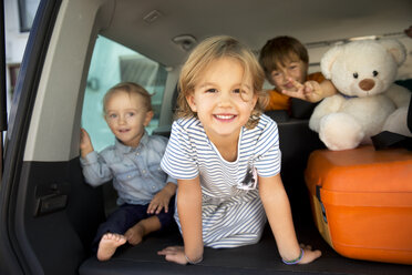 Glückliche Kinder im Kofferraum mit Teddy - TOYF001443