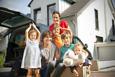 Happy family moving house - TOYF001451