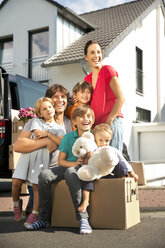 Glückliche Familie beim Umzug - TOYF001453