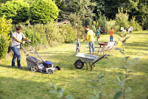 Vater mäht den Rasen im Garten - TOYF001473