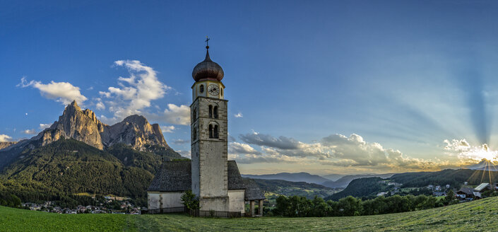 Italien, Dolomiten, Kirche Sankt Valentin und Schlern bei Sonnenuntergang - LOMF000084