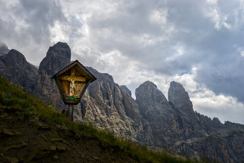 Italien, Dolomiten, GrödnerjochHolzkreuz und Sella-Massiv - LOMF000085