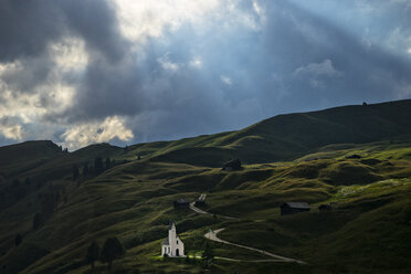 Italien, Südtirol, Kleine Kirche auf dem Grödnerjoch an einem stürmischen Tag - LOMF000087