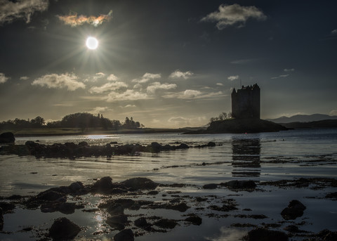 Vereinigtes Königreich, Schottland, Portnacroish, Loch Linnhe, Castle Stalker gegen die Sonne, lizenzfreies Stockfoto