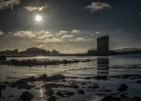 Vereinigtes Königreich, Schottland, Portnacroish, Loch Linnhe, Castle Stalker gegen die Sonne - ALRF000106