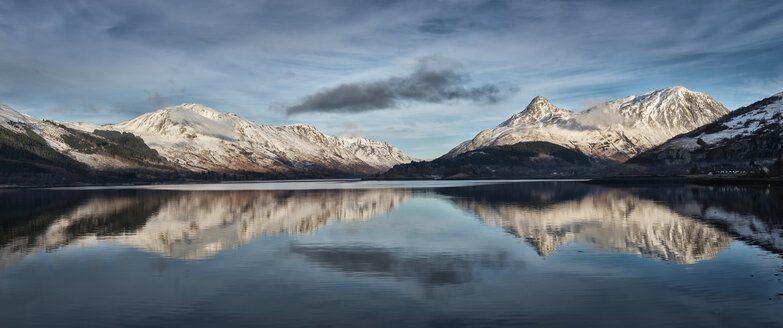 Vereinigtes Königreich, Schottland, Loch Linnhe und Pap of Glencoe Berg, Panorama - ALRF000107