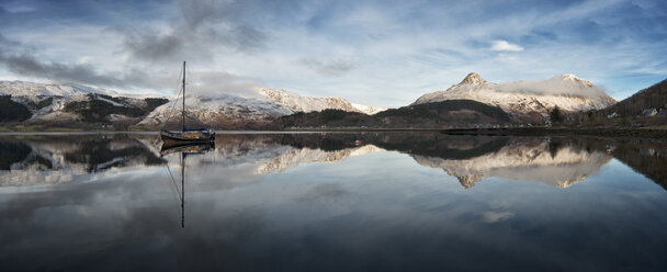 Vereinigtes Königreich, Schottland, Loch Linnhe und Pap of Glencoe Berg, Panorama - ALRF000108