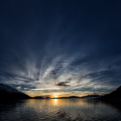 Vereinigtes Königreich, Schottland, Loch Linnhe bei Sonnenuntergang - ALR000109