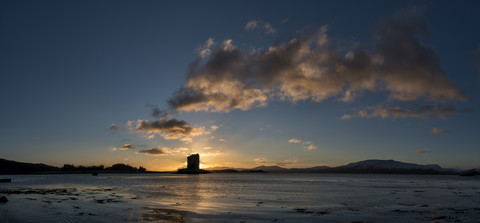Vereinigtes Königreich, Schottland, Loch Linnhe, Castle Stalker bei Sonnenuntergang, lizenzfreies Stockfoto