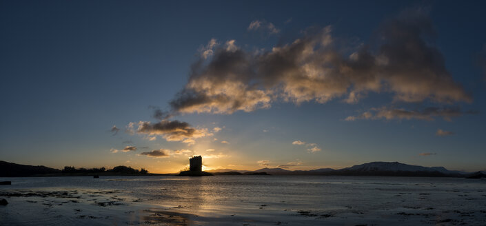 Vereinigtes Königreich, Schottland, Loch Linnhe, Castle Stalker bei Sonnenuntergang - ALRF000112