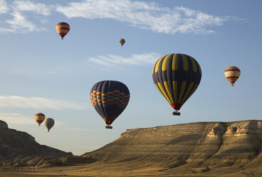 Türkei, Anatolien, Kappadokien, Heißluftballons bei Goereme bei Sonnenaufgang - FC000794